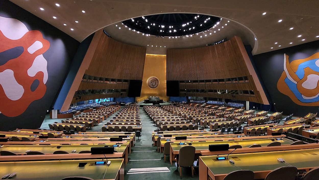 United Nations General Assembly hall in New York, February 20, 2024. Documentary photograph; original source credited to Mojnsen.